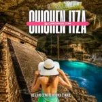 Una turista de espaldas con sombrero blanco contemplando un majestuoso cenote subterráneo de aguas turquesas junto a la pirámide de Chichén Itzá.