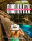 Una turista de espaldas con sombrero blanco contemplando un majestuoso cenote subterráneo de aguas turquesas junto a la pirámide de Chichén Itzá.